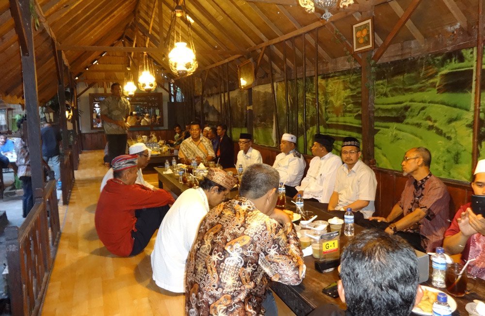 Silaturahmi antar pengurus LDII jelang buka puasa bersama di Samarinda. Foto: LINES