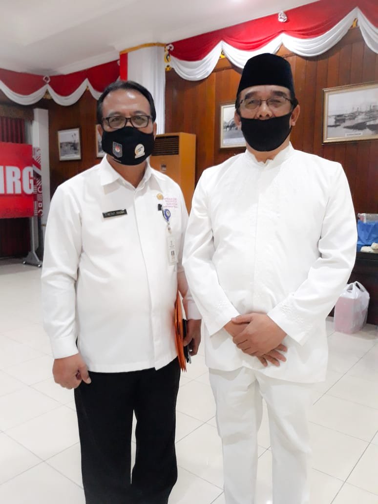 Ketua LDII Balikpapan H Herry Fathamsyah (peci hitam) bersama Kepala Kesbangpol I Ketut Rasna, Rabu (2/9). Foto: Istimewa