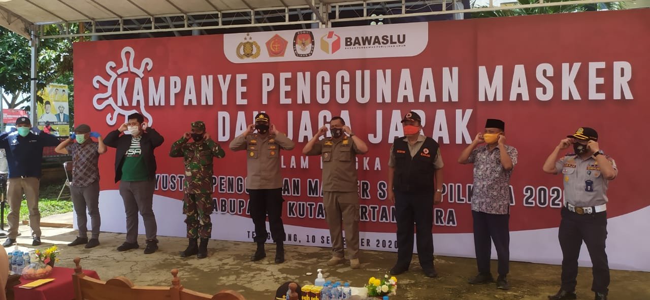 Kampanye memakai masker dan jaga jarak di halaman Kantor KPU Kukar, Kamis (10/9). Foto: Istimewa