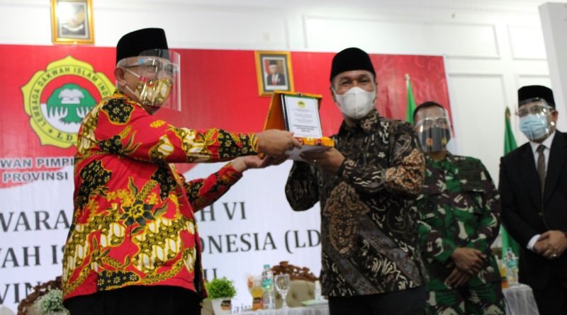 Ketua Umum LDII Chriswanto Santoso menyerahkan cinderamata kepada Plt. Gubernur Bengkulu Dedy Ermansyah, Senin (12/10). Foto: LINES
