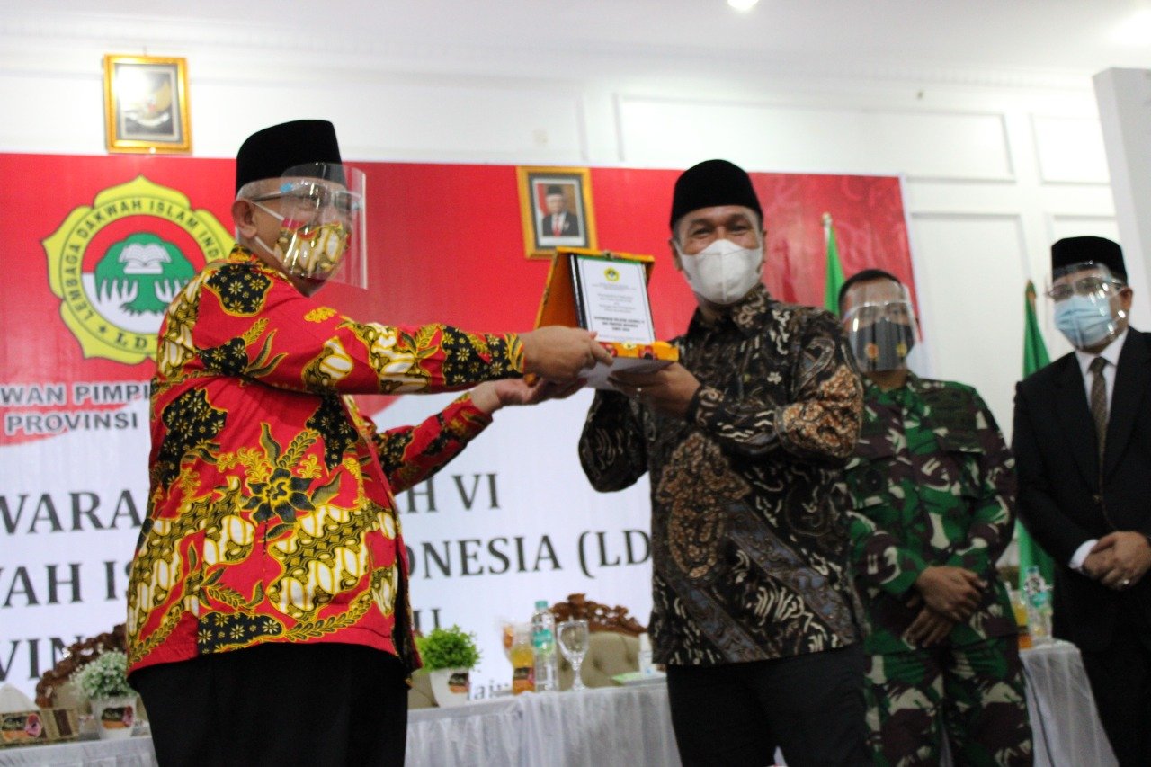 Ketua Umum LDII Chriswanto Santoso menyerahkan cinderamata kepada Plt. Gubernur Bengkulu Dedy Ermansyah, Senin (12/10). Foto: LINES