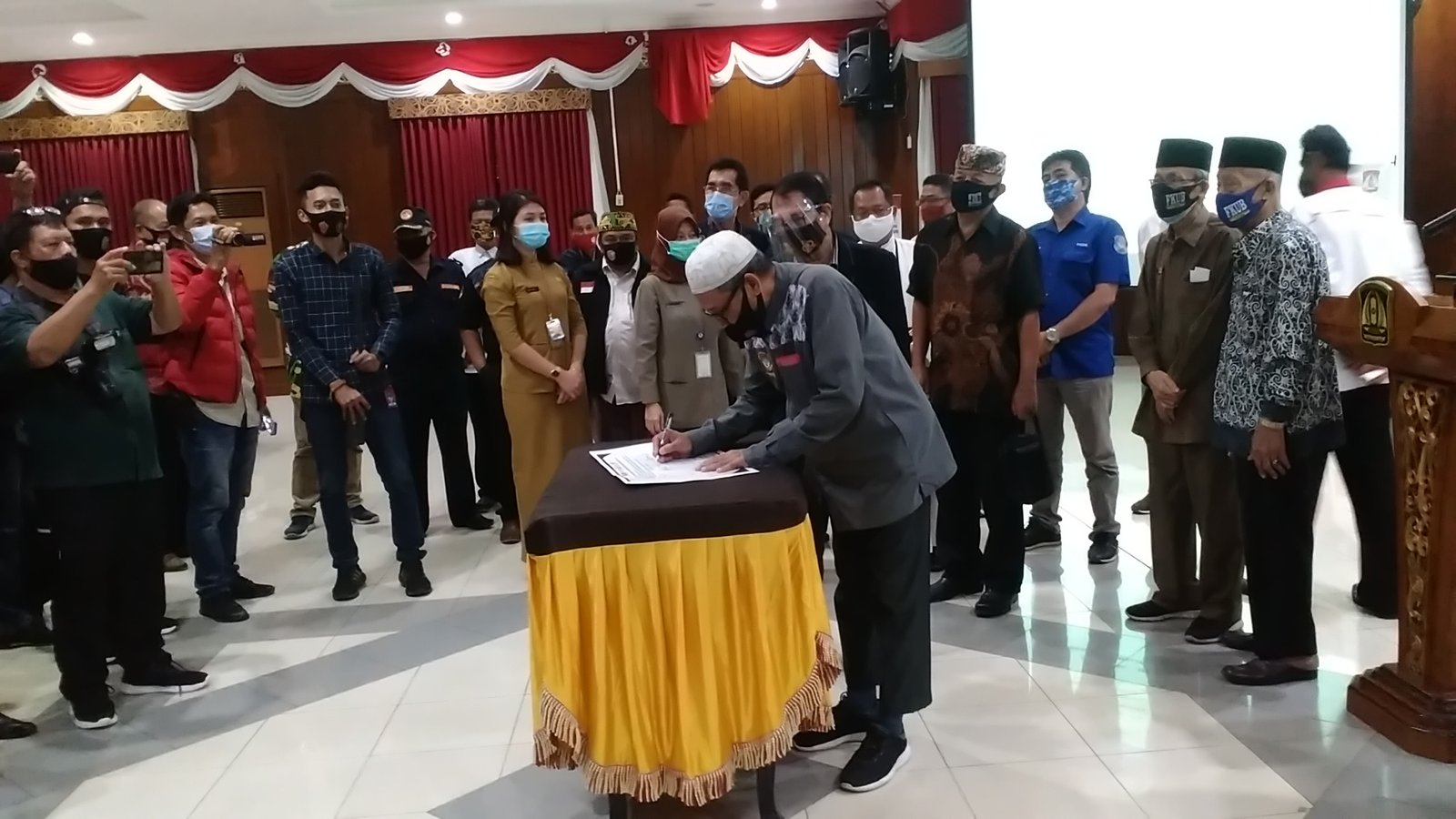H Anzarudin Wakil Ketua DPD LDII Kota Balikpapan menandatangani deklarasi tekad damai disaksikan Walikota dan seluruh peserta, Selasa (20/10). Foto: LINES