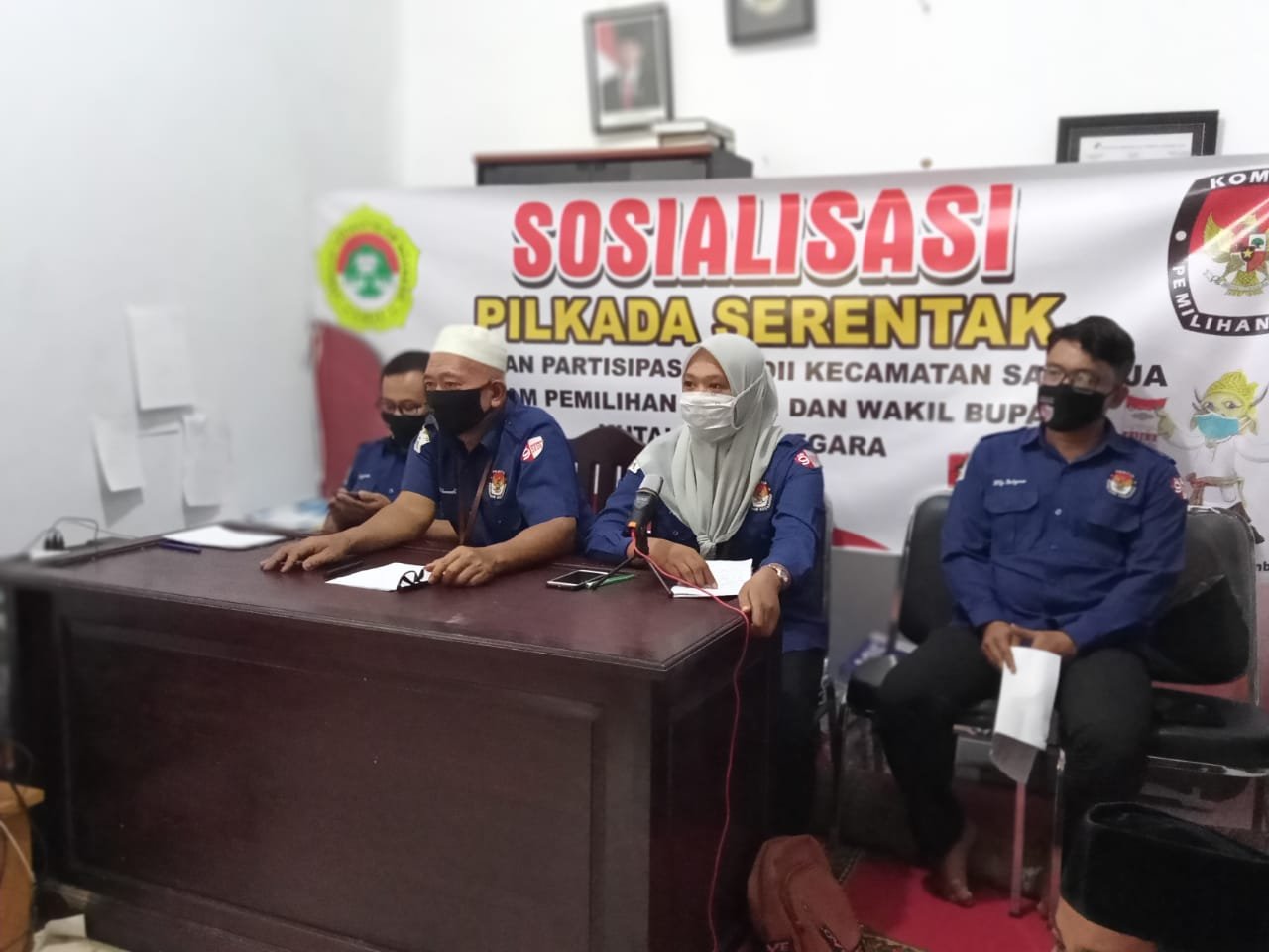 Petugas PPK Kecamatan Samboja Kabupaten Kutai Kartanegara saat sosialisasi daring kepada warga LDII, Jumat (20/11). Foto: HanifS