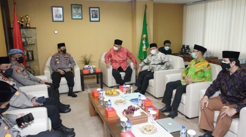 Kapolri Jenderal Pol Listyo Sigit Prabowo melanjutkan silaturahim ke ormas-ormas Islam. Ia mendatangi Kantor DPP Lembaga Dakwah Islam Indonesia (LDII) di Jalan Tentara Pelajar, Patal Senayan, Jakarta Selatan, pada Selasa (9/3/2021).