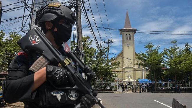 Polisi berjaga Gereja Katedral, Makassar, Minggu (28/03/2021). Foto: CNN Indonesia