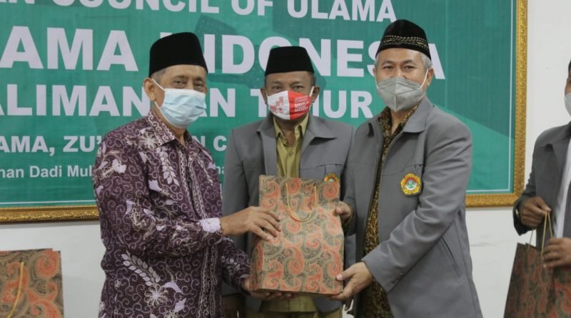 Ketua Umum MUI Kaltim KH. Muhammad Rasyid saat menerima bingkisan dari Ketua DPW LDII Kaltim Prof. Candra.