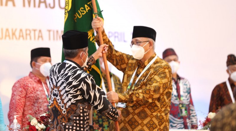 Ketua Umum LDII Terpilih Masa Bakti 2021-2026 Ir. KH. Chriswanto Santoso, M.Sc. menerima pataka pada Munas IX di Jakarta, 7-8 April 2021. Foto: LINES