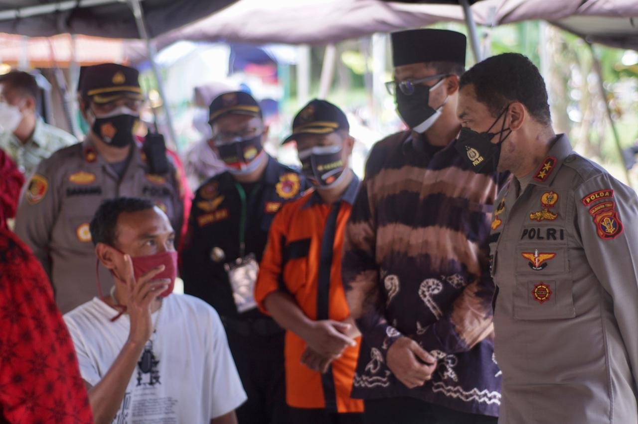 Kapolda Kaltim Irjen. Herry Rudolf Nahak berbincang dengan peserta vaksinasi di Ponpes Bairuha Balikpapan, Kamis (22/7). Foto: Ibnu/LINES 