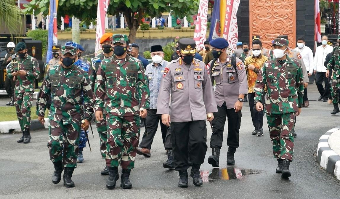 Panglima TNI Marsekal Hadi Tjahjanto dan Kapolri Jenderal Sigit Listyo didampingi Forkopimda Kalimantan Timur saat tiba di BSCC Dome Balikpapan, Jumat (6/8). Foto: LINES