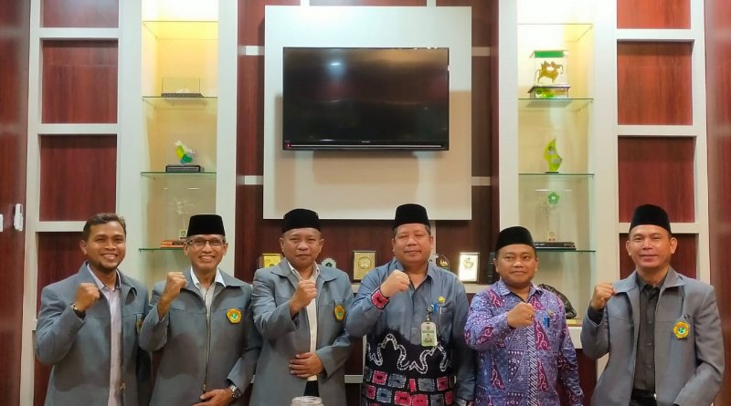 Audiensi Penghar DPW diterima Kakanwil Kemenag Kaltim, H. Masrawan di ruang kerjanya bersama Kabid Pembinaan Agama Islam (8/9/21)