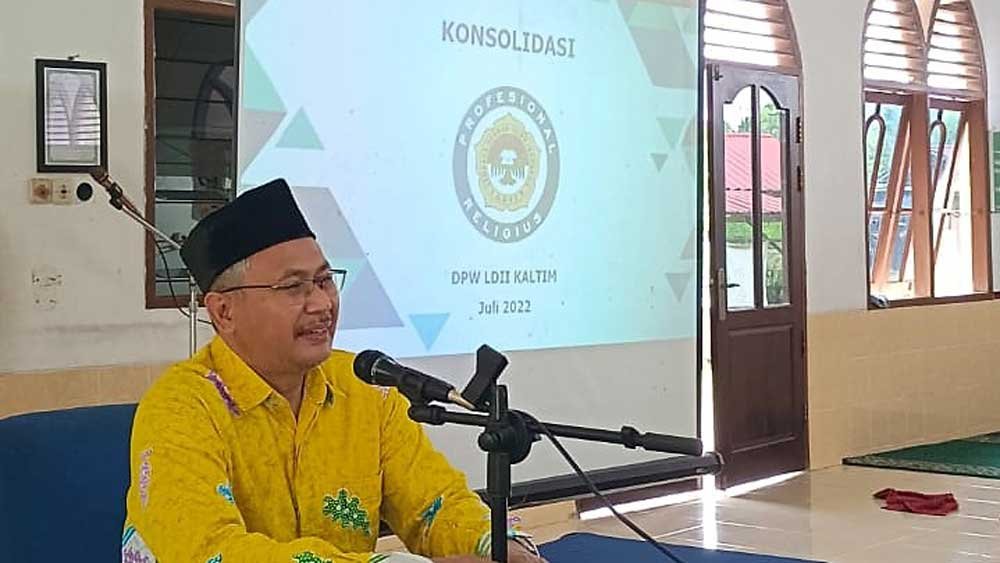 Ketua DPW LDII Kaltim Prof. Candra saat memberikan sosialisasi di Paser, Minggu (3/7). Foto: Wildan/LINES