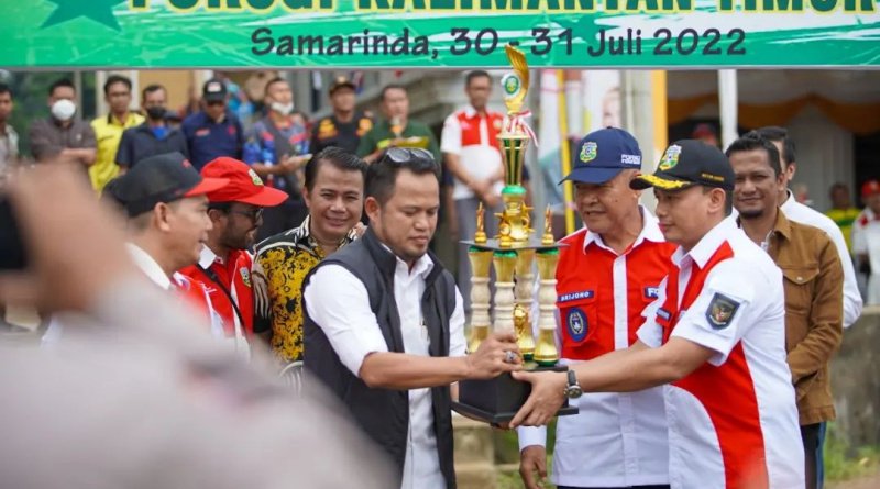 H. Rudy Mas'ud dan Piala Harum kepada H. Agus Riyanto. Foto: LINES