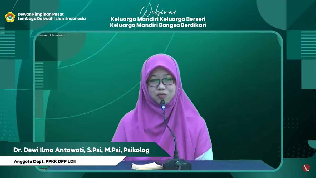Narasumber pertama Dewi Ilma Antawati, anggota Departemen Pemberdayaan Perempuan dan Kesejahteraan Keluarga (PPKK) DPP LDII. Foto: LINES