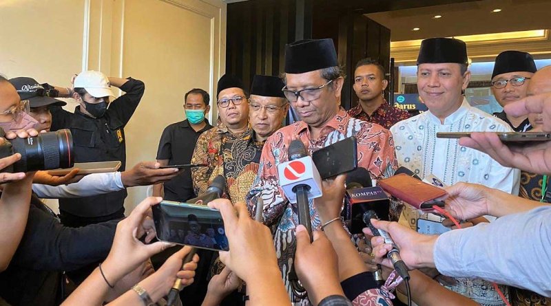Menkopulhukam RI Mahfud MD saat memberikan pernyataan pers usai membuka Tadarus Kebangsaan di Jakarta, Sabtu (25/3). Foto: LINES