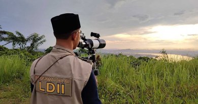 Achmad Asdory pengamat hilal utusan DPW LDII Kaltim tengah melakukan pengamatan di Bukit Steling Samarinda, Kamis (20/4/2023) sore. Foto: LINES