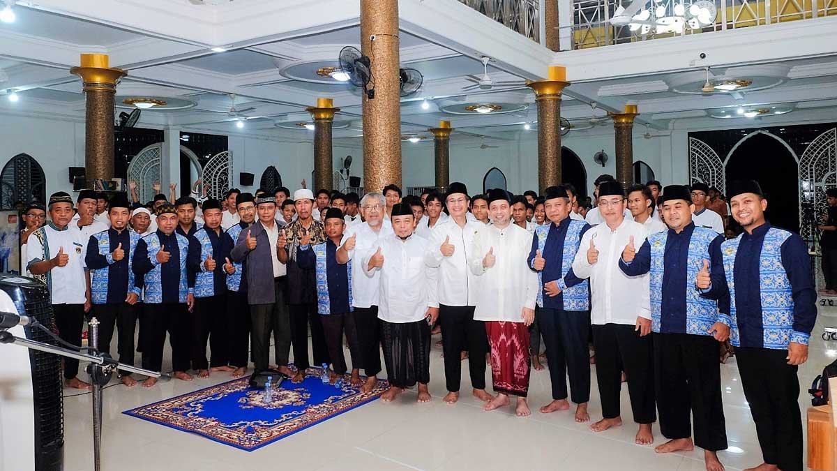 Wakil Gubernur Kalimantan Timur Hadi Mulyadi foto bersama dengan pengurus di Masjid Al Aziziyah Samarinda, Sabtu (15/4). Foto: LINES