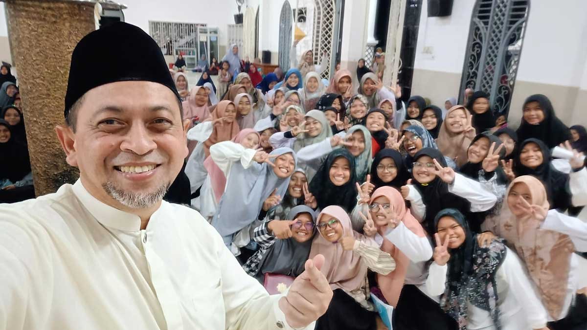 Wakil Gubernur Kalimantan Timur Hadi Mulyadi foto selfie bersama dengan santriwati di Masjid Al Aziziyah Samarinda, Sabtu (15/4). Foto: LINES