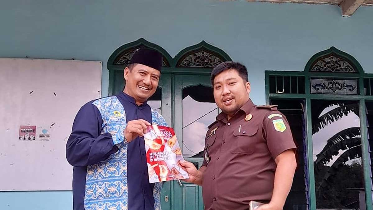 Ketua DPD LDII Kutai Barat Sumarsono memberikan cenderamata berupa majalah Nuansa Persada kepada Kasi Intel Cristhean Arung SH. Foto: LINES