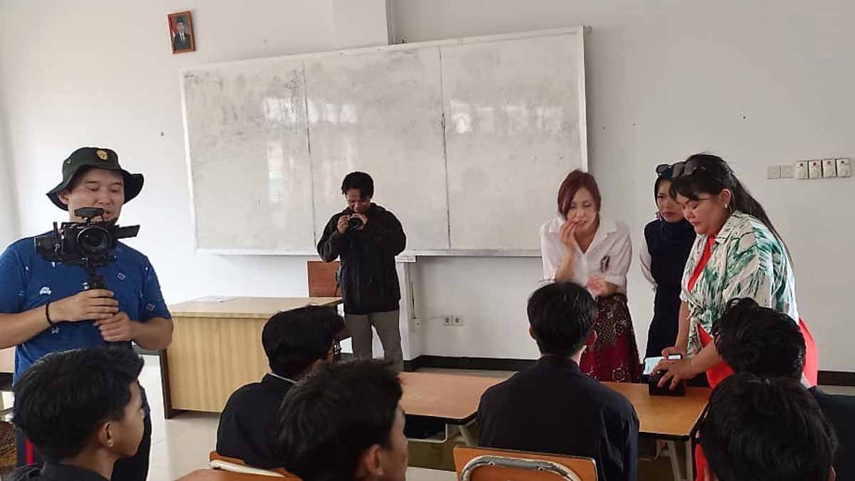 Jurnalis Kazakhstan saat liputan berita di salah satu ruang kelas SMA Budi Luhur Samarinda. Foto: LINES Samarinda