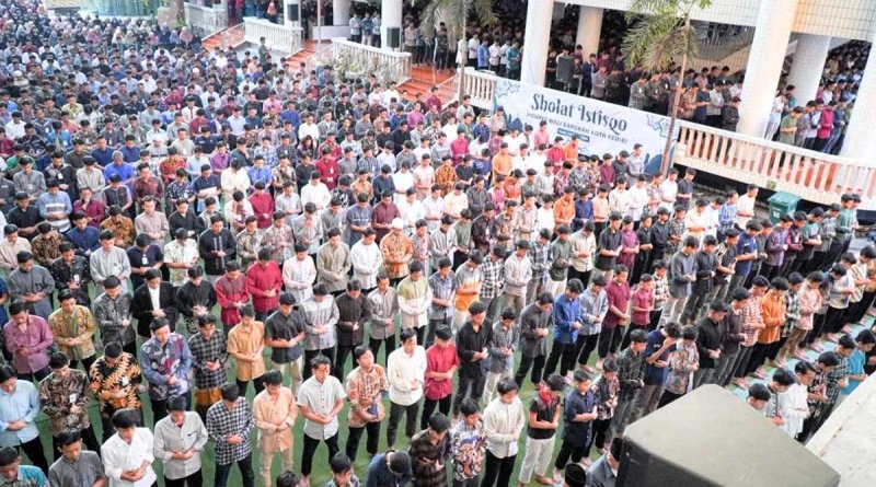Pondok Pesantren (Ponpes) Wali Barokah Kota Kediri melaksanakan salat Istisqo, Selasa pagi (24/10). Foto: LINES