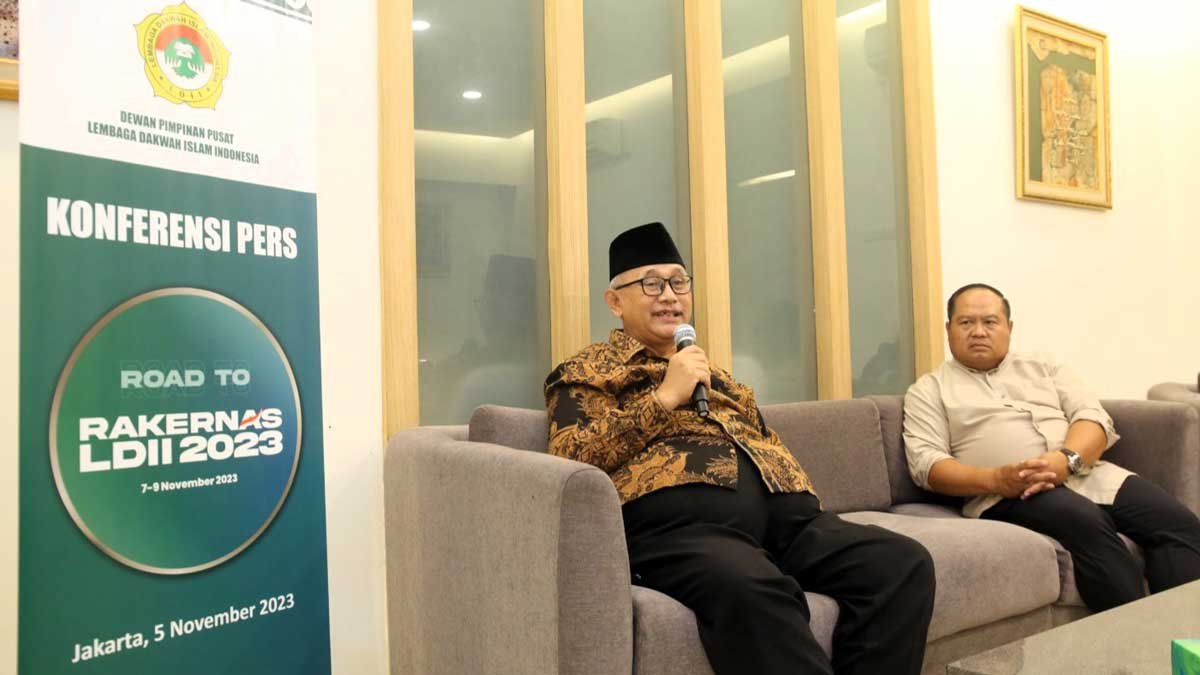 Ketua Umum DPP LDII KH. Chriswanto Santoso bersama Sekretaris Umum H. Dody Taufiq Wijaya saat jumpa pers di Gedung DPP LDII di Jakarta, Minggu (5/11). Foto: LINES