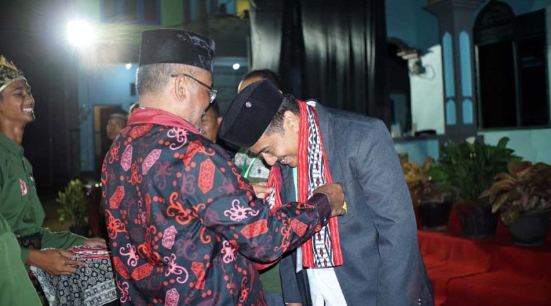 Ketua DPD LDII Kutai Barat Sumarsono, S.E menerima pengalungan simbolis dari h. Paino Wibowo dalam kegiatan LDK, Minggu (31/12). Foto: LINES