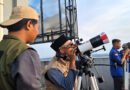 Tim Pemantau Hilal DPW LDII Kaltim Asdori saat mengamati hilal awal bulan Syawal 1445 H. Foto: LINES