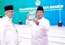 Ketua Umum LDII memberikan cinderamata berupa buku “Nilai-nilai Kebajikan LDII” kepada Prabowo Subianto pada Rakernas LDII, November 2023 yang lalu. Foto: LINES