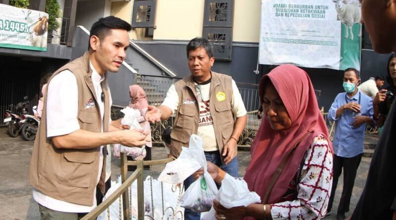 Ben Kasyafani membagikan daging kurban di Kantor DPP LDII dengan Wasekum DPP LDII Ruly Bernaputra. Foto: LINES