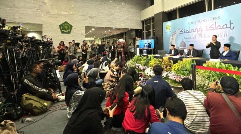 Para jurnalis meliput konferensi pers penetapan awal Duzlhijjah 1445 H di Kemenag RI, Jumat (7/6/2024). Foto: LINES