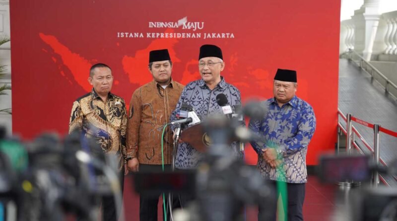 Ketua Umum DPP LDII KH. Chriswanto Santoso bersama Sekretari Umum Doddy Wijaya didamping Ketua Senkom Mitra Polri H. Katno Hadi dan H Achmad Fawwas, usai bertemu Presiden Joko Widodo di Istana Presiden Jakarta, Selasa (3/9). Foto: