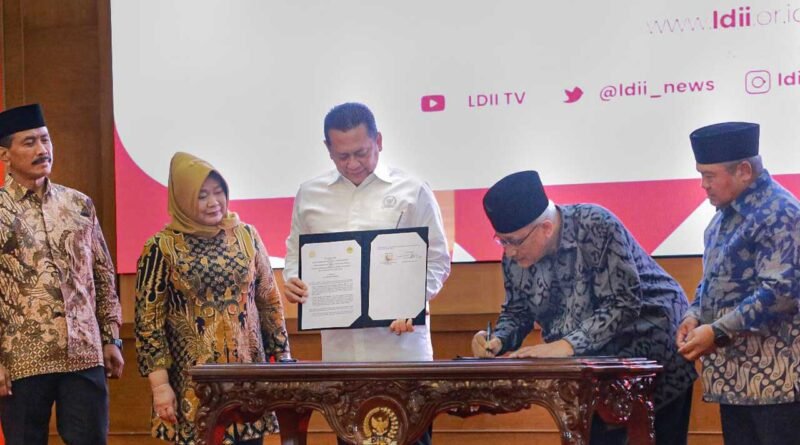 Ketua Umum DPP LDII KH. Chriswanto Santoso menandatangani nota kesepahaman dengan MPR RI. Tampak Ketua MPR Bambang Soesatyo menunjukkan naskah MoU. Foto: LINES