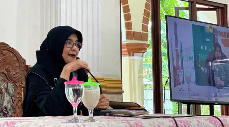 Ida Royani saat berbicara dalam pengajian wanita di Bekasi Jawa Barat. Foto: LINES