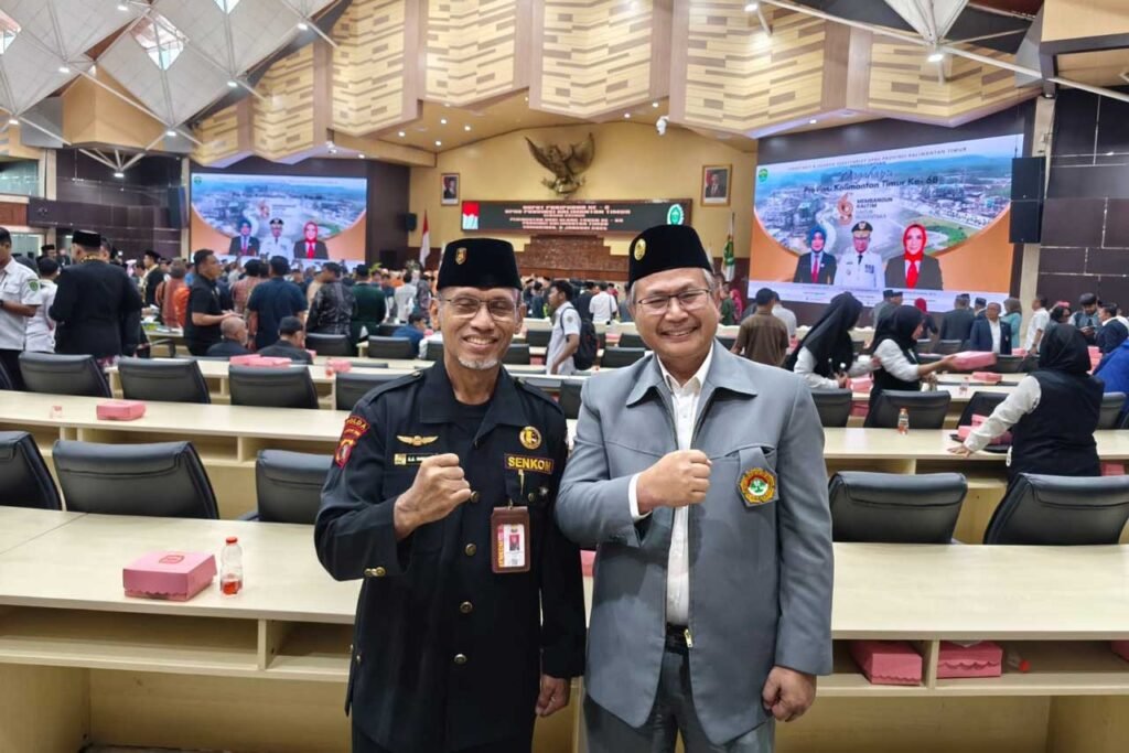 Ketua DPW LDII Kaltim Prof. Dr. Ir. H. Krishna P Candra (kanan) bersama H. KE Waspodo dari Senkom Mitra Polri Kaltim usai mengikuti Rapat Paripurna HUT ke-68 Prov. Kaltim, Rabu (8/1/2025). Foto: LINES