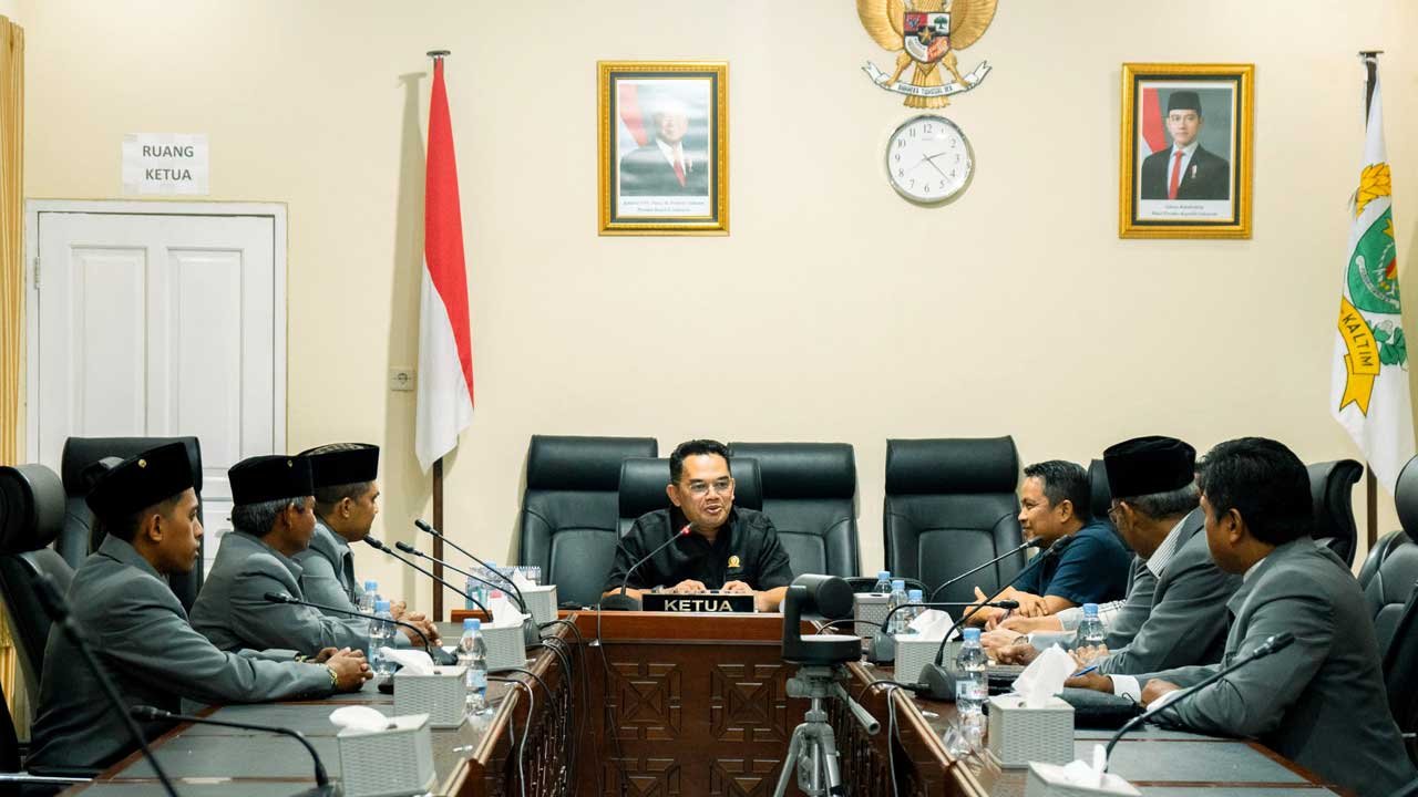 Ketua DPRD Kaltim Hasanuddin Mas'ud menerima audiensi Ketua DPW LDII Kaltim Prof. Candra bersama pengurus lainnya. Foto: Aqib/LINES