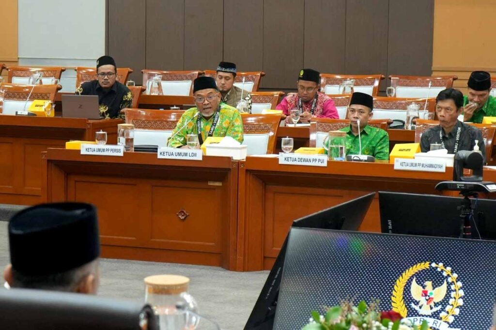 Imam Bashori perwakilan DPP LDII saat mengusulkan urusan haji pada satu kementerian pada rapat dengar Rapat Dengar Pendapat Umum (RDPU) yang diselenggarakan oleh Panitia Kerja (Panja) Haji dan Umrah Komisi VIII DPR RI bersama Majelis Ulama Indonesia (MUI) dan ormas-ormas Islam, pada Rabu (19/2) di Gedung DPR RI, Jakarta. Foto: LINES