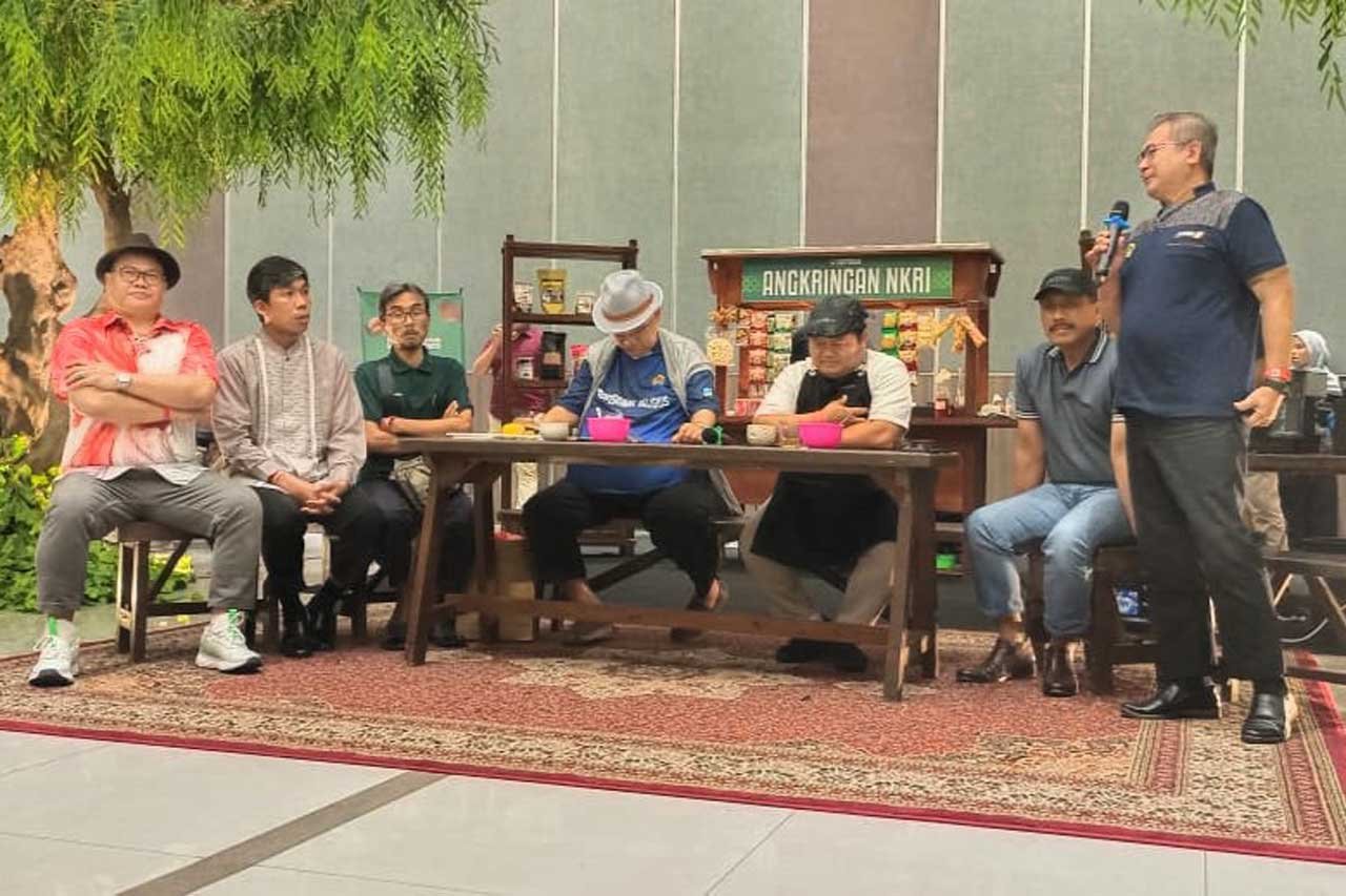 Tampak Ketua Umum DPP LDII KH. Chriswanto Santoso bersama Sekretaris Umum Doddy Taufiq Wijaya bersama para peserta Rakornas II LDII. Tampak juga Ketua DPW LDII Kaltim Prof. Krishna P Candra (paling kanan). Foto: LINES