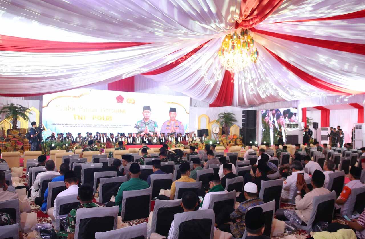 Kapolri Jenderal Polisi Drs. Listyo Sigit Prabowo menggelar acara buka puasa bersama jajaran kementerian dan TNI di Lapangan Bhayangkara, Mabes Polri, Jakarta, pada Senin (17/3/2025). Foto: LINES