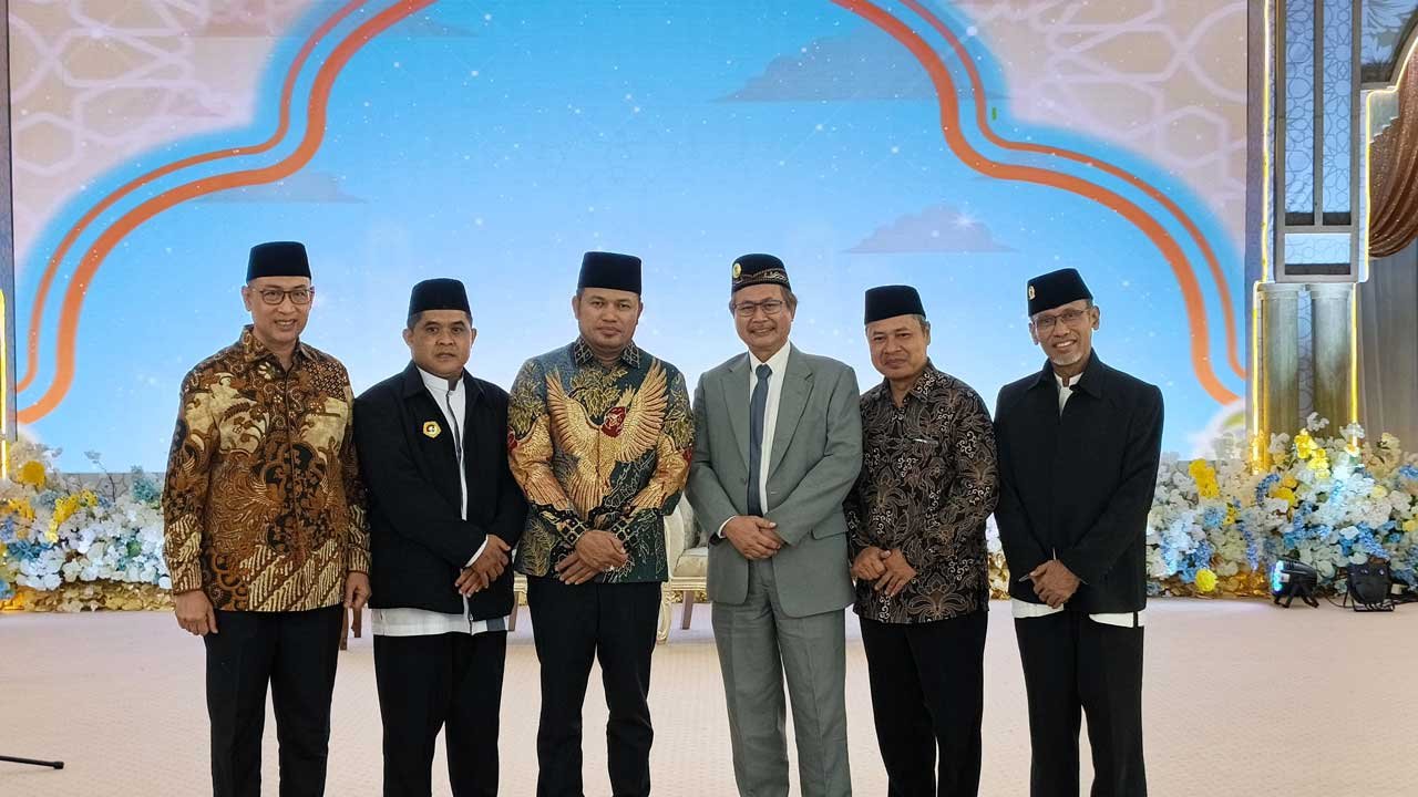 Gubernur Kaltim Rudy Mas'ud berfoto bersama dengan Ketua DPW LDII Kaltim Prof. Krishna P Candra bersama pengurus lainnya. Foto: Aqib/LINES Kaltim