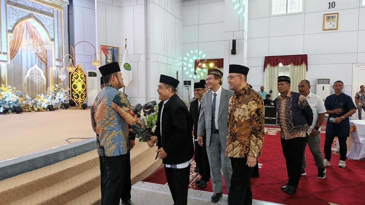 Gubernur Rudy Masud menyambut hangat rombongan pengurus DPW LDII Kaltim. Foto: Aqib/LINES Kaltim