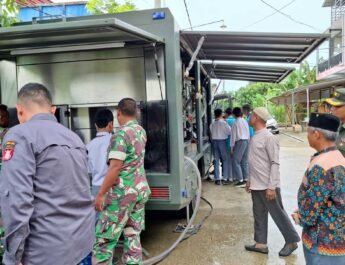 H. Sumardi mengamati suplai air bersih dengan mobil Water Treatment milik TNI. Foto: LINES Samarinda