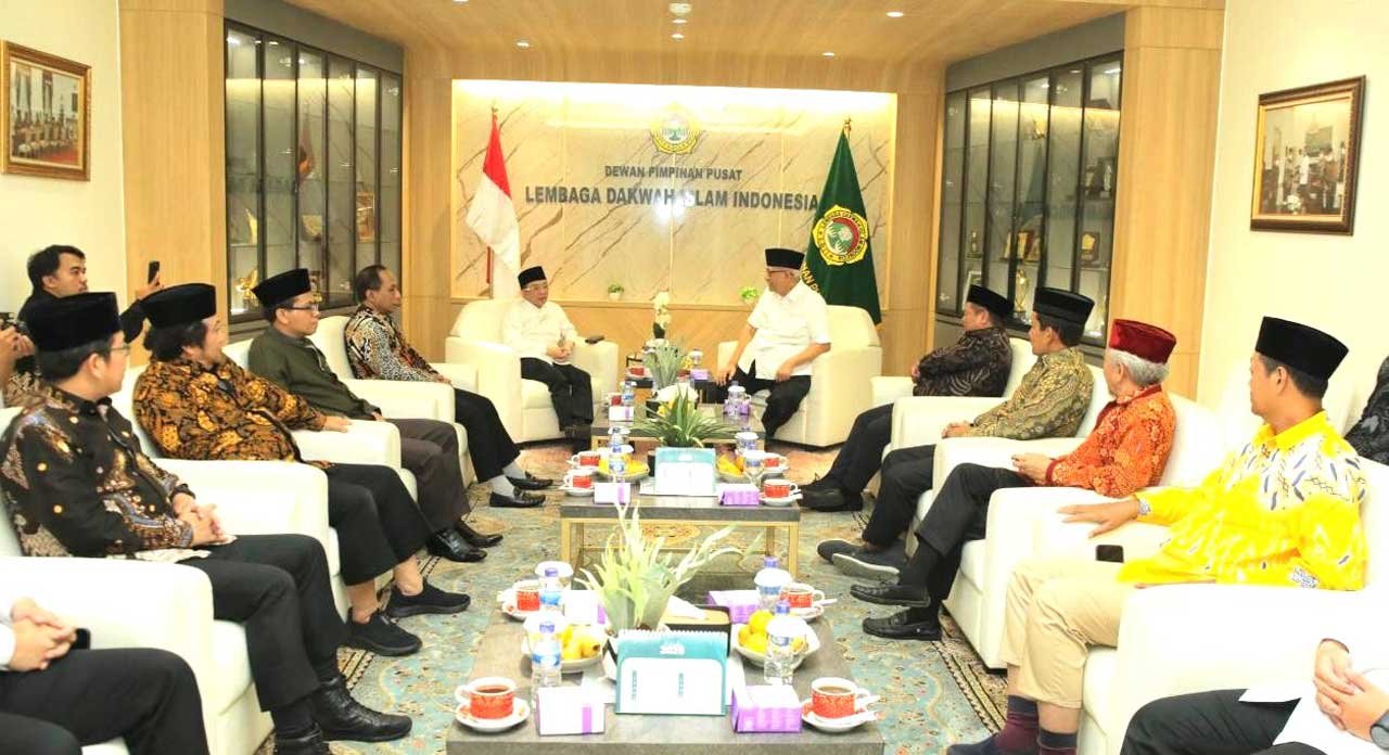 Ketua Umum Pengurus Pusat MDI, KH Choirul Anam bertemu dengan Ketua Umum DPP LDII KH. Chriswanto Santoso di Kantor DPP LDII Jalan Patal Senayan Jakarta, Jumat (9/5/2025). Foto: LINES DPP