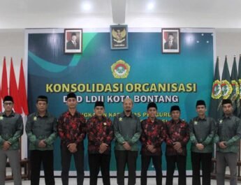 Pengurus DPW LDII Kaltim bersama pengurus DPD LDII Kota Bontang. Foto: LINES
