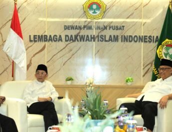 Ketua Umum Pengurus Pusat MDI, KH Choirul Anam bertemu dengan Ketua Umum DPP LDII KH. Chriswanto Santoso di Kantor DPP LDII Jalan Patal Senayan Jakarta, Jumat (9/5/2025). Foto: LINES DPP