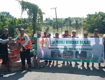 DPD LDII Kab. Berau menyalurkan bantuan korban banjir di Kec. Sambaliung. Foto: LINES Berau