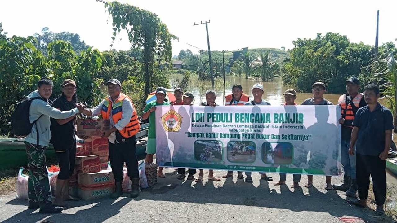 DPD LDII Kab. Berau menyalurkan bantuan korban banjir di Kec. Sambaliung. Foto: LINES Berau