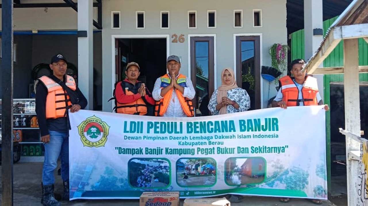 DPD LDII Kab. Berau menyalurkan bantuan korban banjir di Kec. Sambaliung. Tampak warga korban banjir menerima bantuan. Foto: LINES Berau