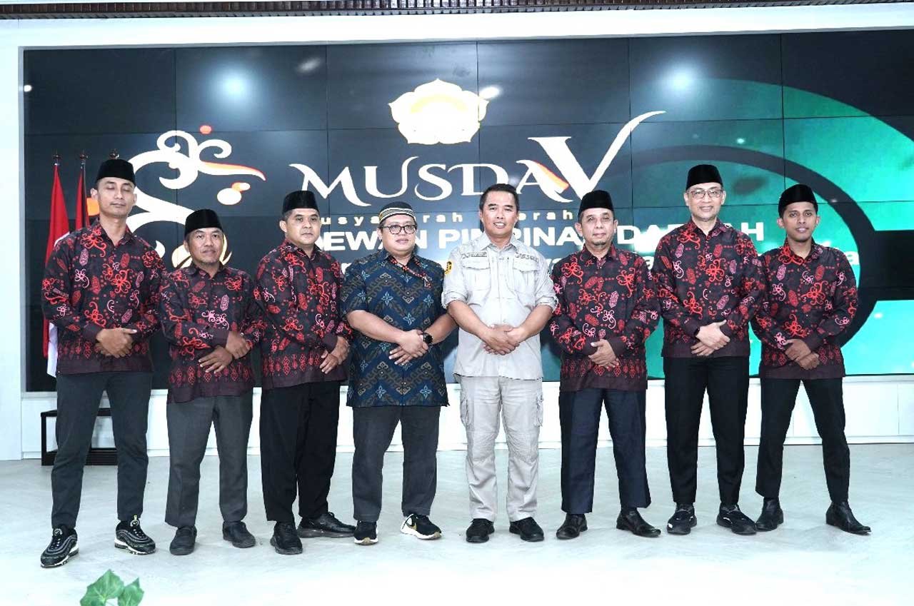 Wabup Kutim Mahyunadi (keempat kanan) bersama ketua LDII hasil Musda V Theo (keempat kiri) bersama KH Muflikun, Imam S Lutfi, Katwadi, dan para pengurus DPW LDII Kaltim.