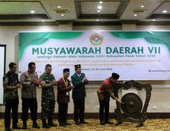 Bupati Paser, dr. Fahmi Fadli saat secara simbolis memukul gong dibukanya Musyawarah Daerah (Musda) ke-7 DPD LDII Kab. Paser, Minggu (22/6/2025). Foto: LINES Paser