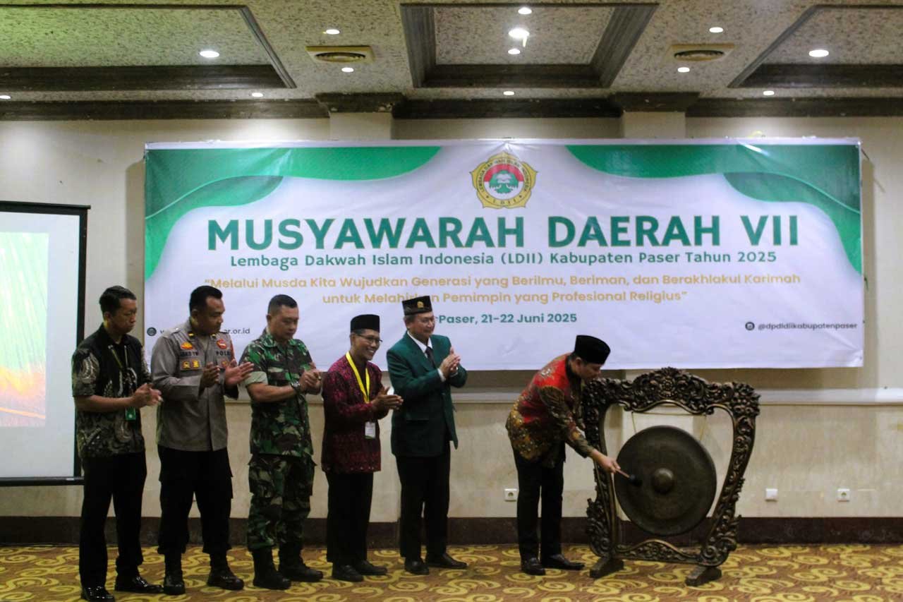 Bupati Paser, dr. Fahmi Fadli saat secara simbolis memukul gong dibukanya Musyawarah Daerah (Musda) ke-7 DPD LDII Kab. Paser, Minggu (22/6/2025). Foto: LINES Paser